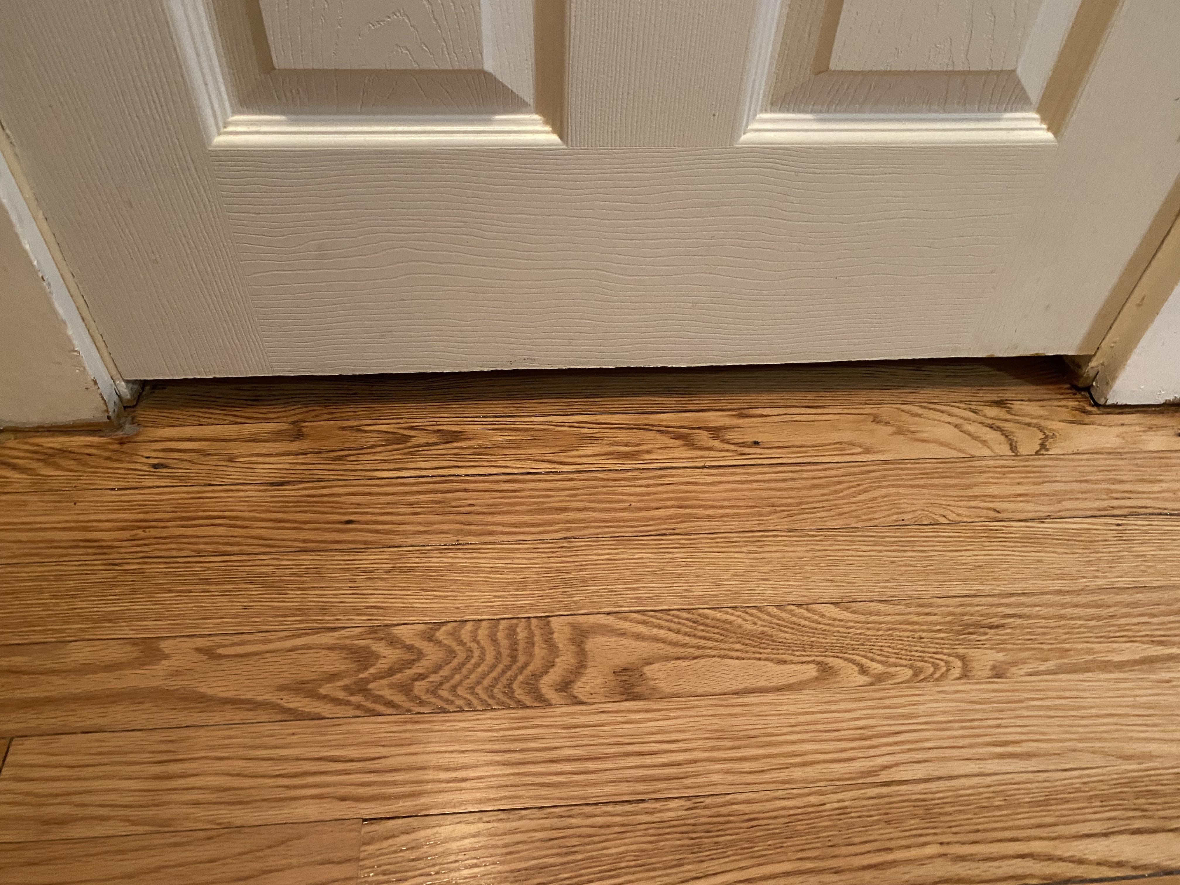 Szczelina pod drzwiami przed montażem uszczelki szczotkowej